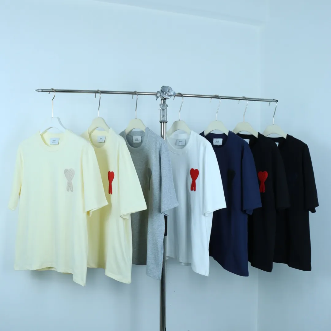 Style No.: A 007# P57 Ami 2026 Spring/Summer New Arrival T-shirt Short Sleeve The workmanship of this chapter is extremely cumbersome and complex. It uses water-soluble polyester and water-soluble thread to start the pattern, dye it, then air-dry, shape it, and then laser process the details. The process takes a long time, which distinguishes it from the junk version of the leaky bottom fabric on the market. We completely restore the correct version of the official website 1:1, with high-weight fabrics, synchronized detail routing, and restored official website letter embroidery, which is the only correct version on the entire network. Color: Apricot Red Black Red White Red Navy Blue Gray Apricot Black Sizes: S-XL
